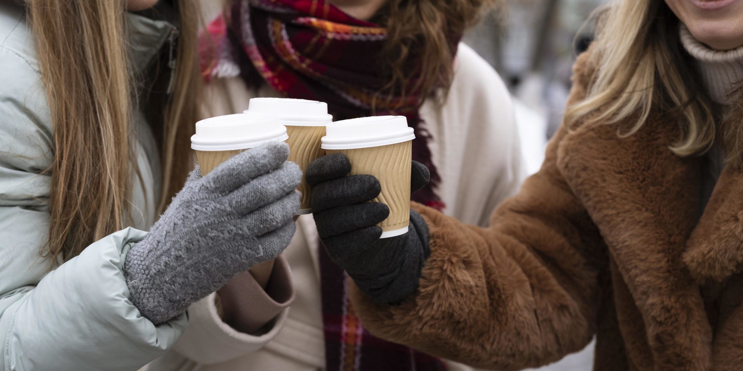 gros-plan-amis-tenant-des-tasses-a-cafe